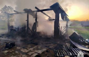 В Тверской области огонь уничтожил хозяйственную постройку и снегоход снегоход