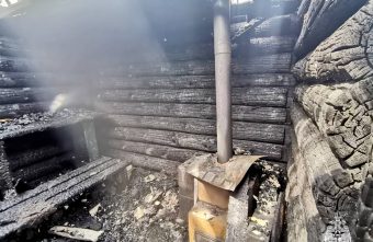 Огонь уничтожил баню под Тверью баню