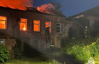 В Тверской области из загоревшегося жилого дома эвакуировали 12 человек эвакуировали