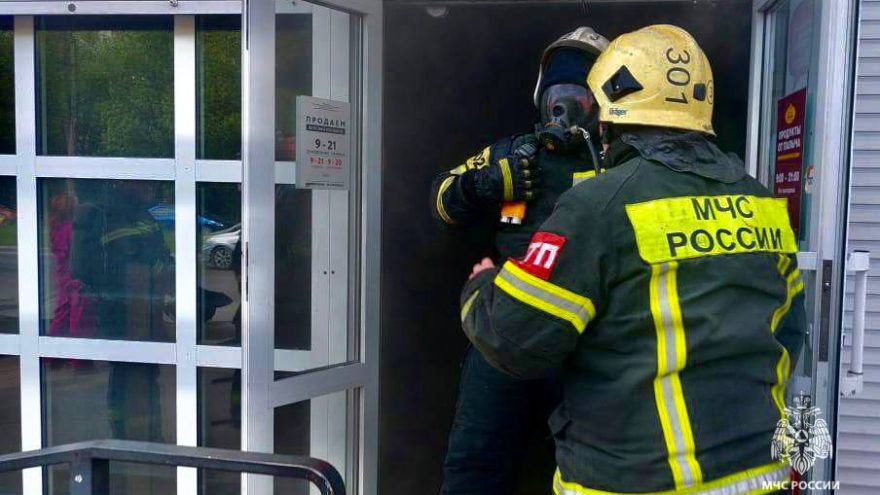 В Твери ликвидировали пожар в торговом центре