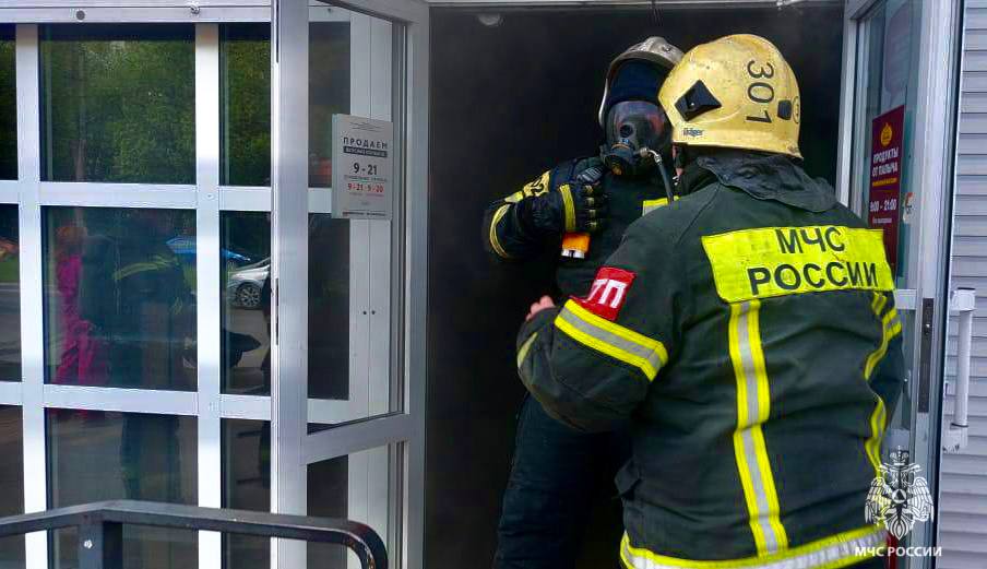 В Твери ликвидировали пожар в торговом центре