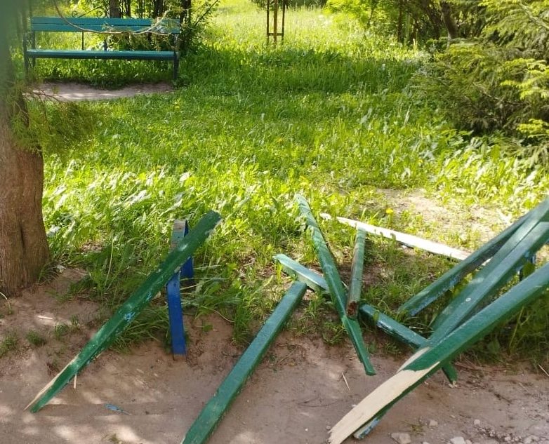 Вандалы в Тверской области вырвали с корнем новые скамейки