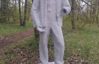 Неравнодушный житель Тверской области в одиночку перекрасил памятники памятник