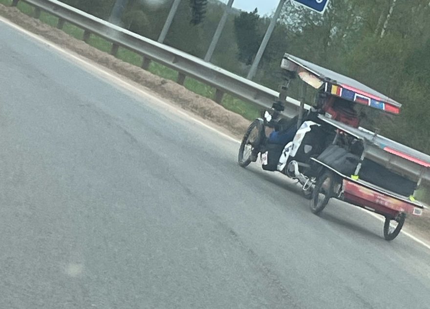 Бельгийский велосипедист, который едет на День Победы в Москву, добрался до Тверской области