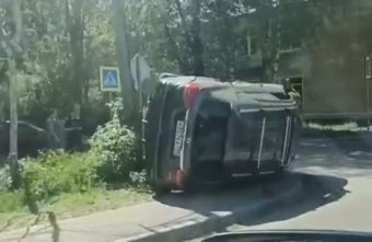 Житель Тверской области "припарковал" свою машину на бок Житель Тверской области "припарковал" свою машину на бок