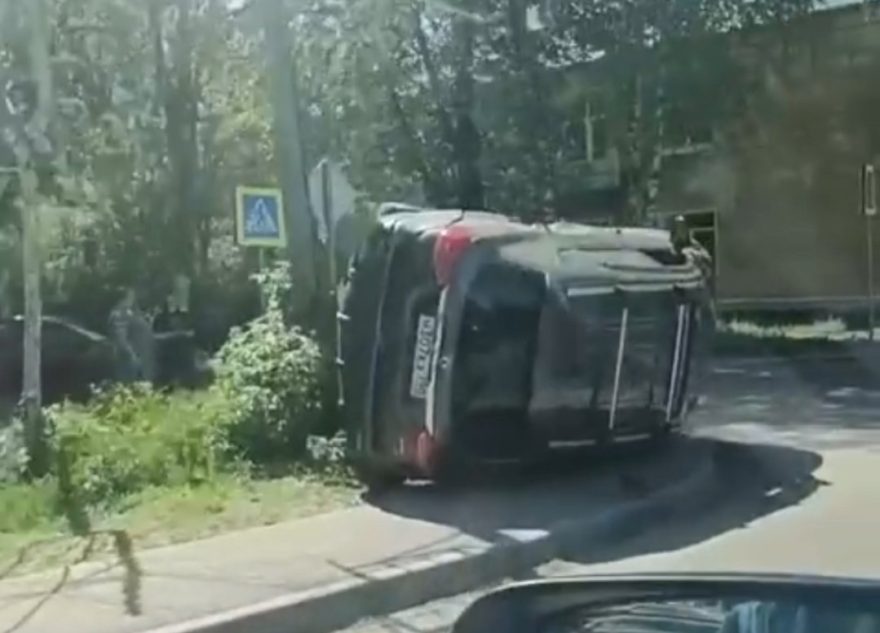 Житель Тверской области "припарковал" свою машину на бок Житель Тверской области "припарковал" свою машину на бок