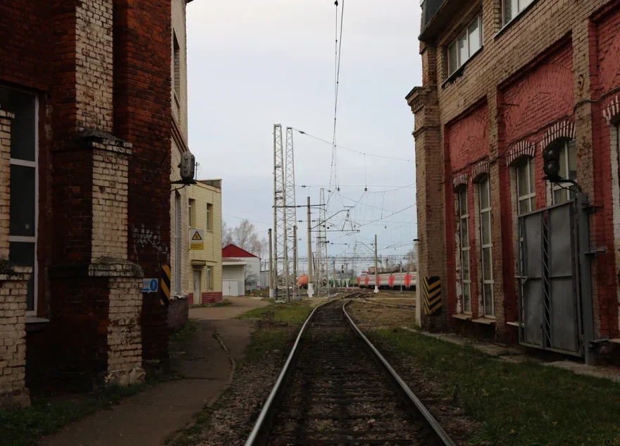 девушка попала под поезд