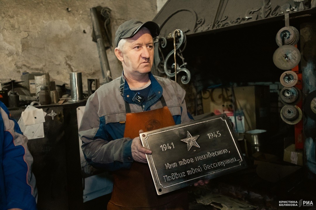 Кузнец из Тверской области выковал символичный мемориал для безымянного летчика