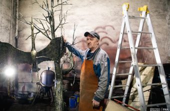 Кузнец из Тверской области выковал символичный мемориал для безымянного летчика