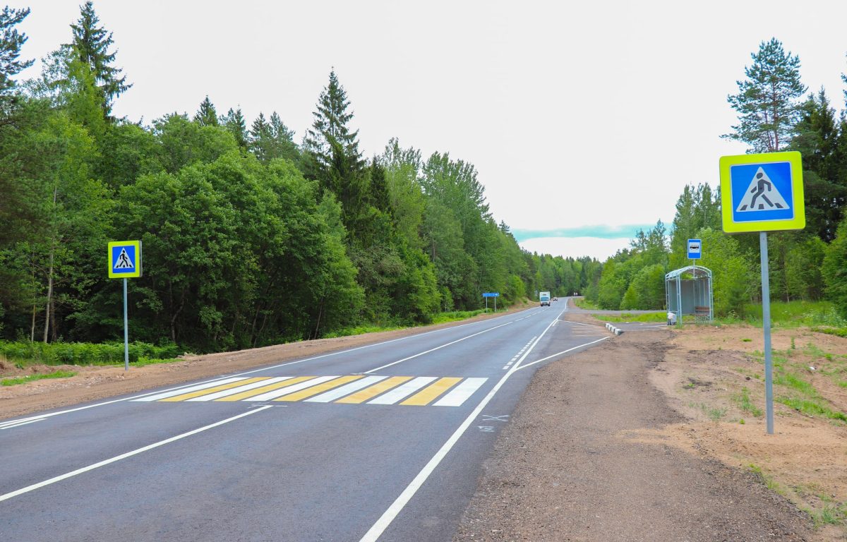 На дорогах Тверской области устанавливают дорожные знаки и ограждения