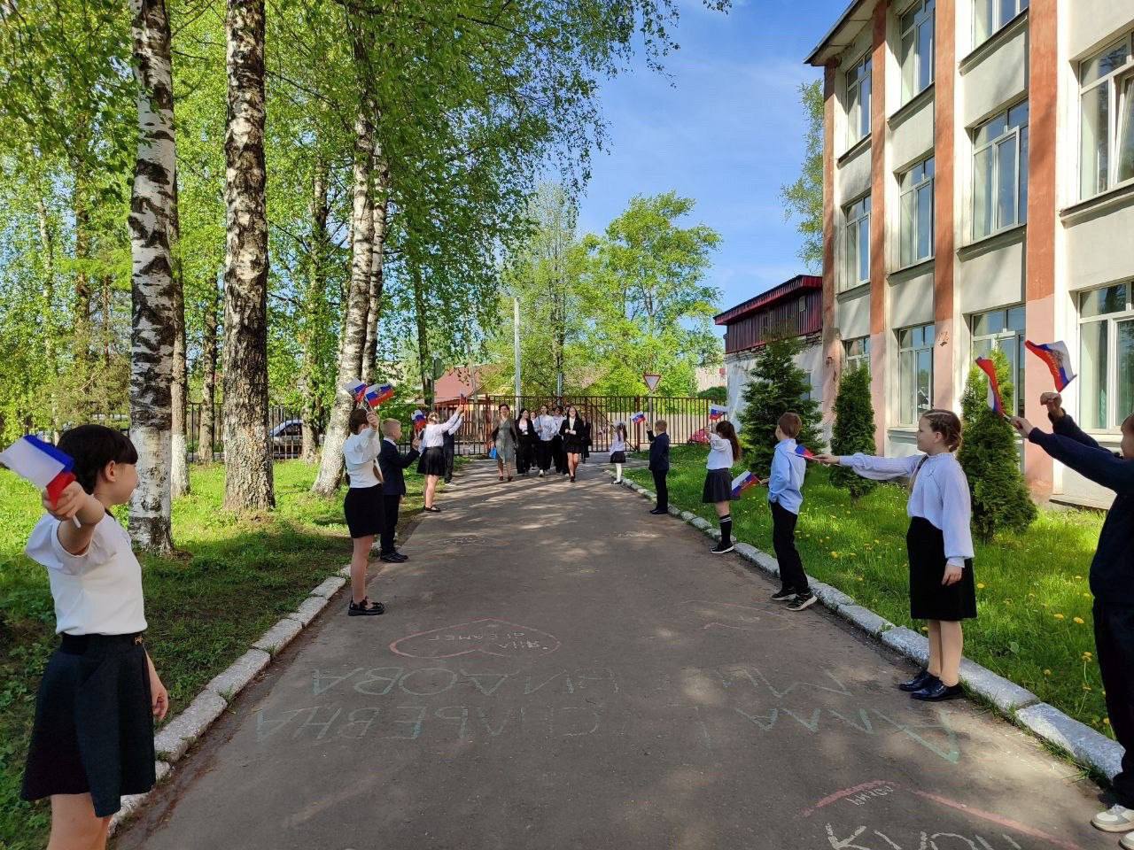 Жители Твери присоединились к акции в поддержку выпускников на ЕГЭ