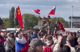 В Праге на митинге в честь Дня Победы спели «Священную войну» и прокатились на танке В Праге на митинге в честь Дня Победы спели «Священную войну» и прокатились на танке