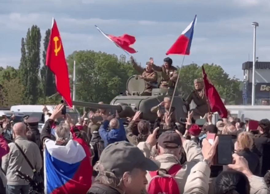 В Праге на митинге в честь Дня Победы спели «Священную войну» и прокатились на танке В Праге на митинге в честь Дня Победы спели «Священную войну» и прокатились на танке