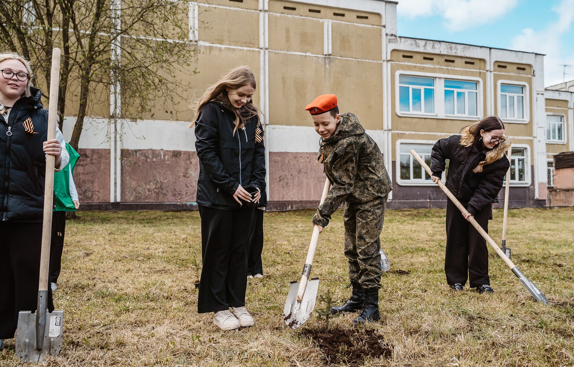 «Аллея Героев»: в Тверской области высаживают деревья в честь защитников Отечества