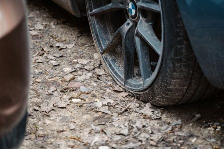 В Твери ревнивый мужчина разрезал четыре колеса на чужом автомобиле В Твери ревнивый мужчина разрезал четыре колеса на чужом автомобиле
