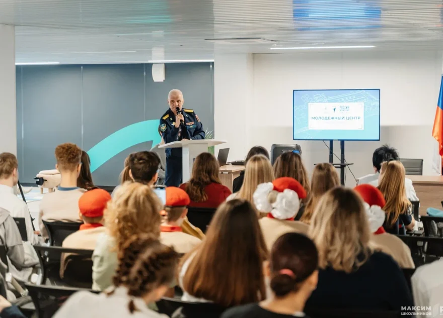 Встреча с ветераном СВО и фильмы о героях Отечества: для тверской молодёжи провели «Урок мужества»