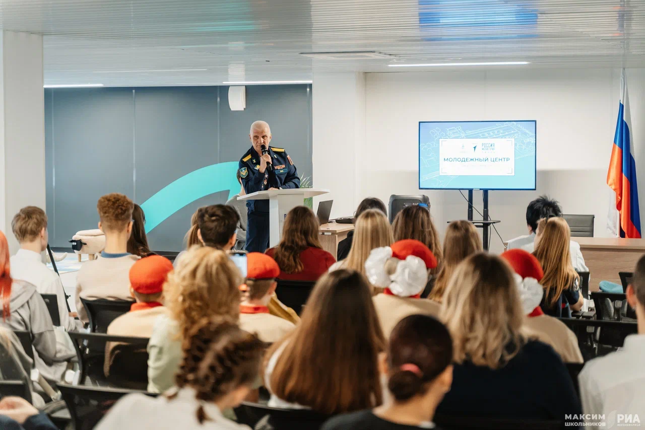 Встреча с ветераном СВО и фильмы о героях Отечества: для тверской молодёжи провели «Урок мужества»