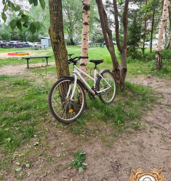 В Твери мальчик на велосипеде не заметил машину и столкнулся с ней В Твери мальчик на велосипеде не заметил машину и столкнулся с ней
