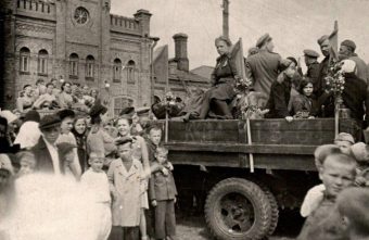 Жители Тверской области поделились редкими фотографиями встречи солдат с войны Жители Тверской области поделились редкими фотографиями встречи солдат с войны