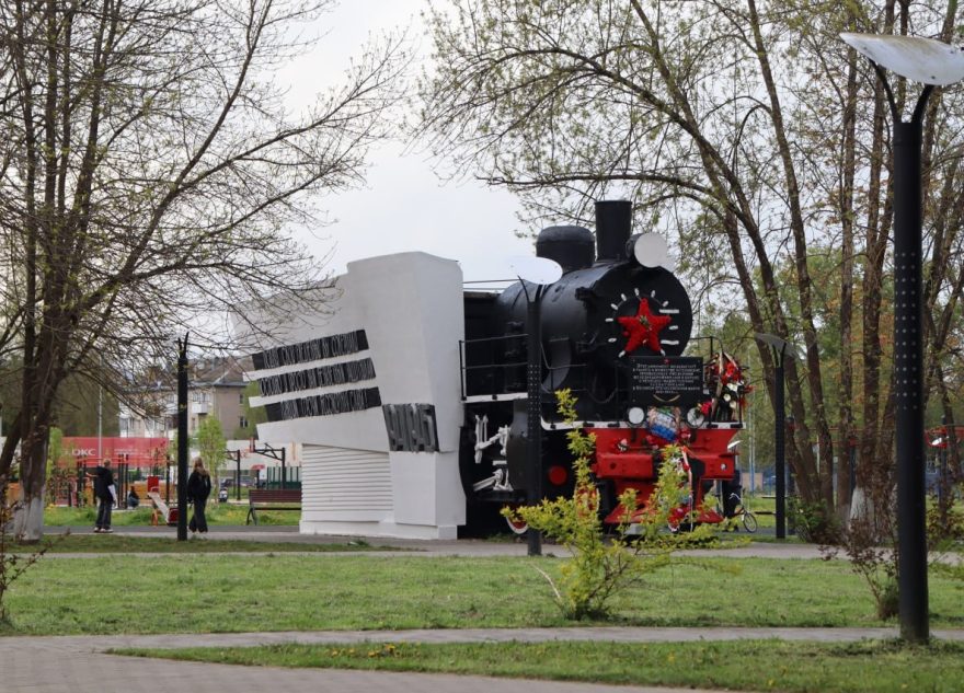 В Тверской области взбираться детям на памятник культуры стало нормой для многих родителей