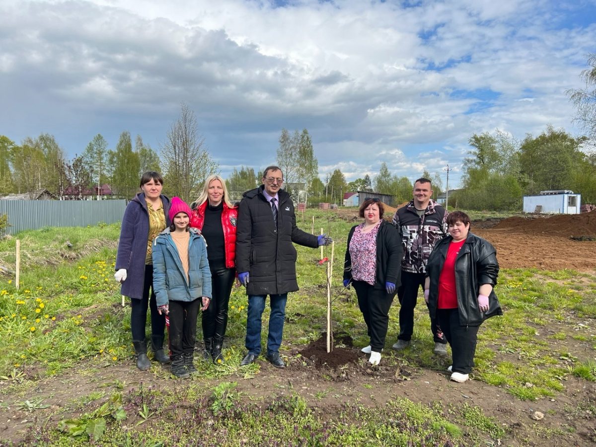 Территория музея в Тверской области пополнилась дубами