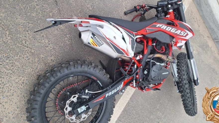 В Твери водитель автомобиля столкнулся с мотоциклистом