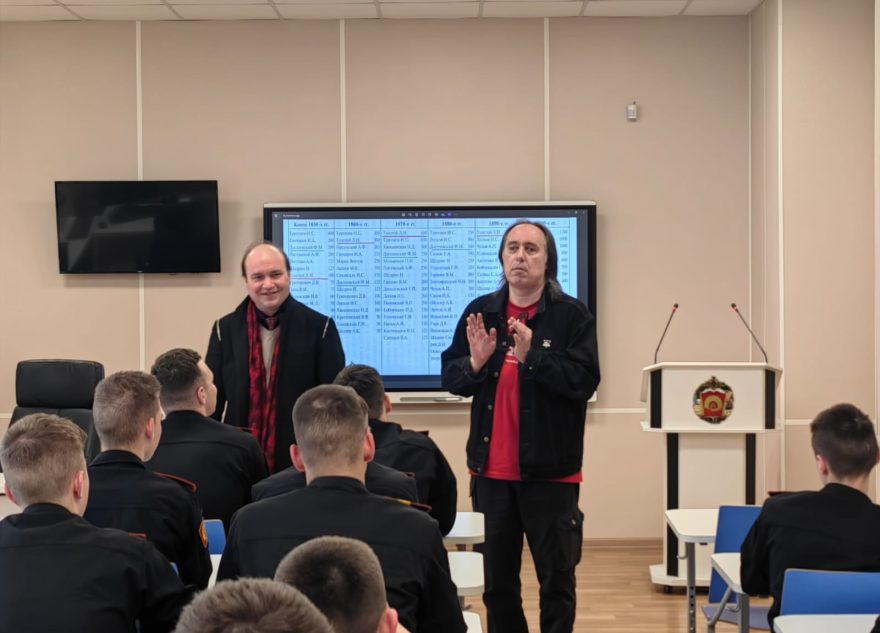 Знаменитый писатель-фантаст приехал в суворовское училище Твери по просьбе преподавателя Знаменитый писатель-фантаст приехал в суворовское училище Твери по просьбе преподавателя