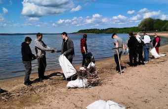 Студенты Тверской области навели порядок на пляже уборка