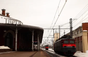 Поезда в Твери поехали по новому путепроводу на Комсомольской площади поезд