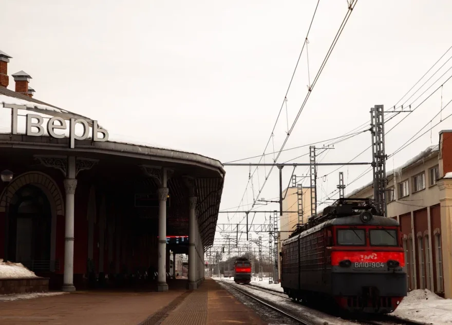 Поезда в Твери поехали по новому путепроводу на Комсомольской площади поезд