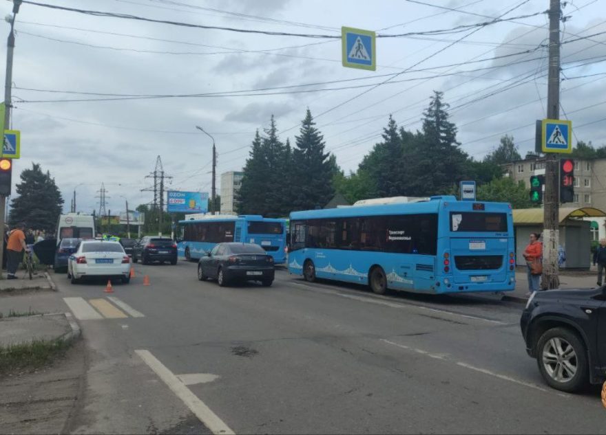 В Твери 19-летний водитель иномарки сбил на переходе двух подростков ДТП