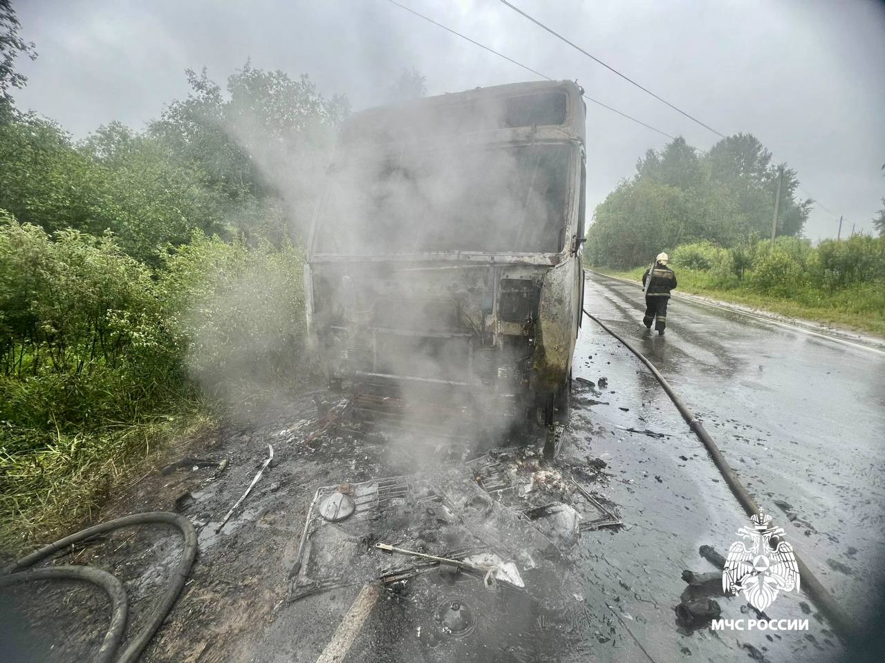 В Тверской области на ходу загорелся лесовоз
