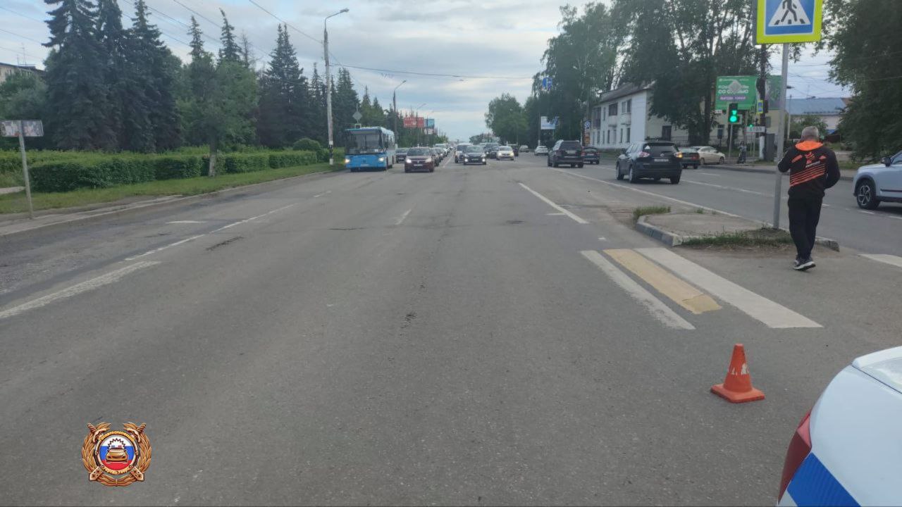 В Твери 19-летний водитель иномарки сбил на переходе двух подростков