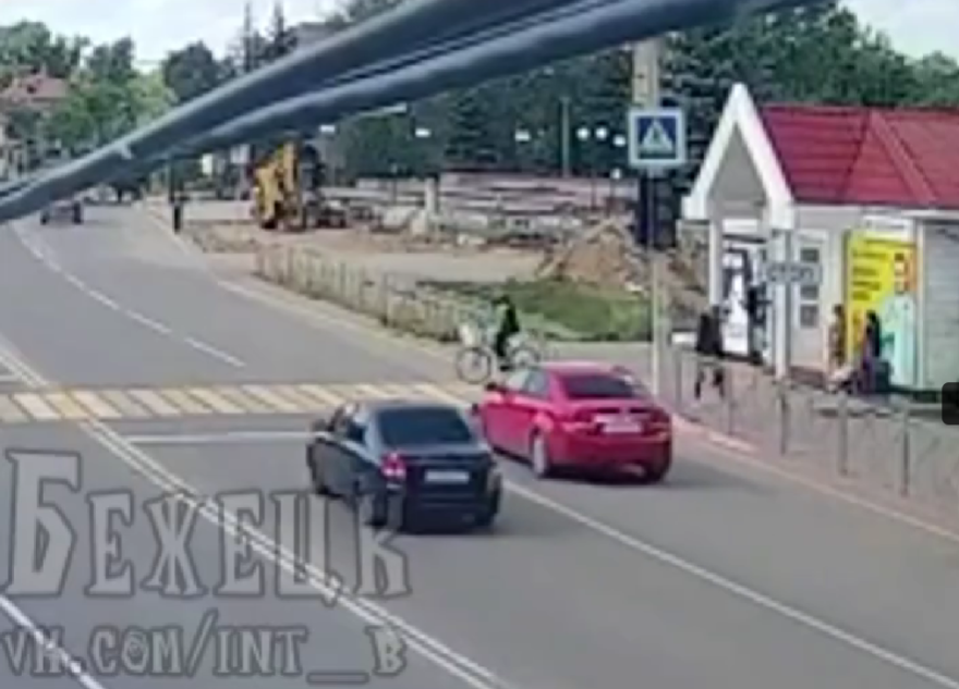 Опубликовано видео ДТП, в котором подросток-велосипедист попал под колеса машины в Тверской области видео