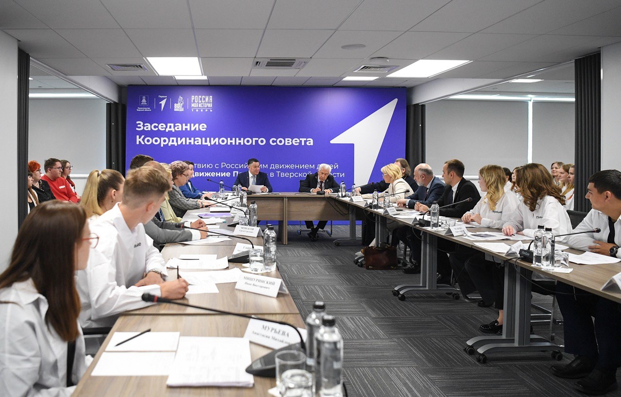 Накануне Дня молодежи Игорь Руденя встретился с активистами Движения Первых