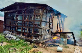 Из-за зарядки телефона сгорела хозяйственная постройка в Тверской области постройка