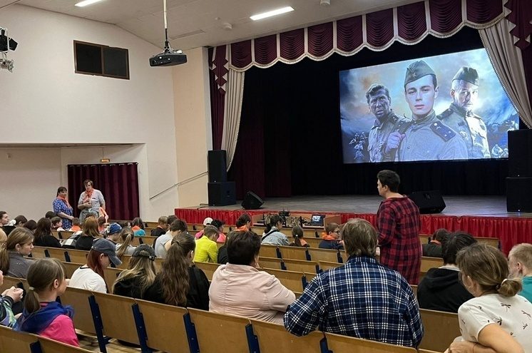 Мужество, героизм и настоящая дружба: в Андреапольском ДК прошли кинопоказ и игровая программа