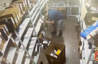 В Твери кладовщик оставил магазин без смартфонов и наушников смартфонов