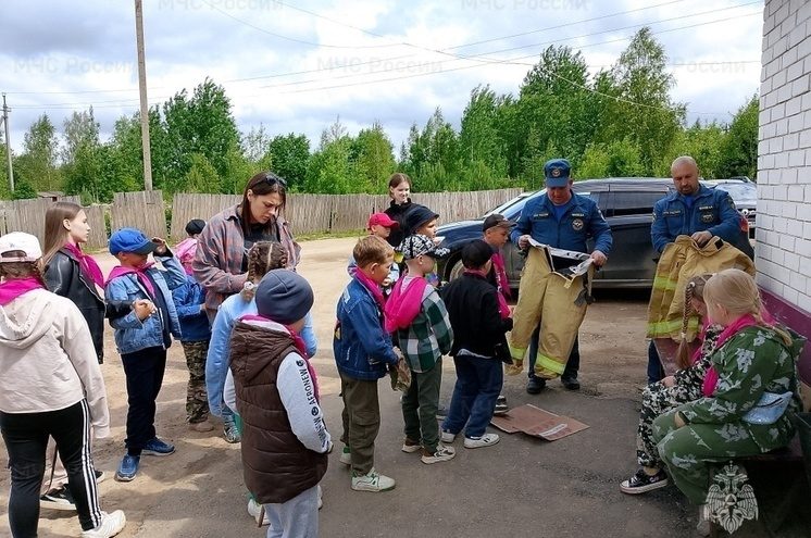 Школьники из Андреаполя посетили пожарно-спасательную часть