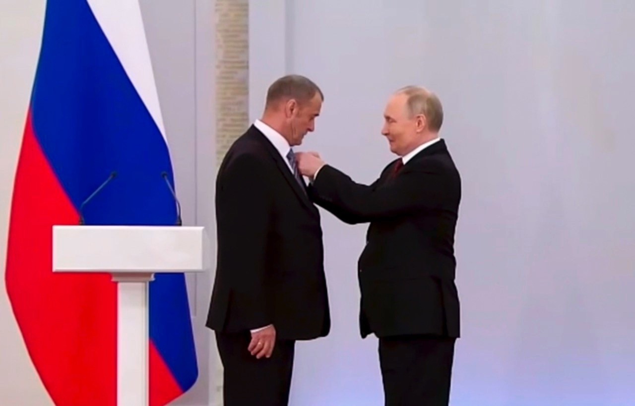 Владимир Путин вручил золотую медаль «Герой Труда Российской Федерации» слесарю-электромонтажнику из Тверской области