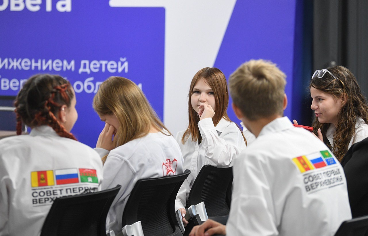 Накануне Дня молодежи Игорь Руденя встретился с активистами Движения Первых