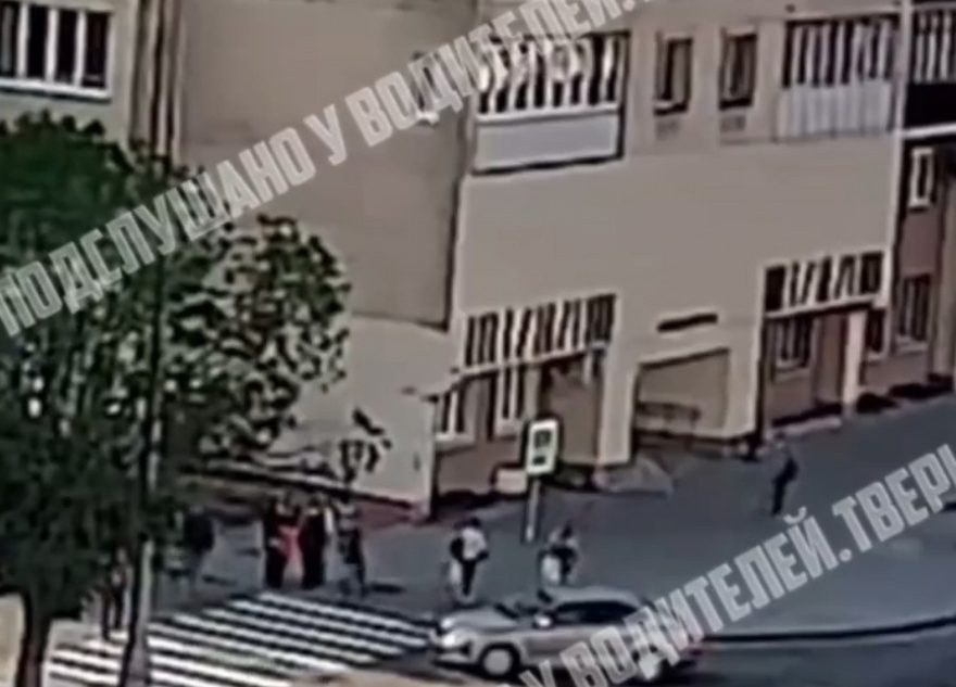 В Твери три человека на самокате врезались в легковушку