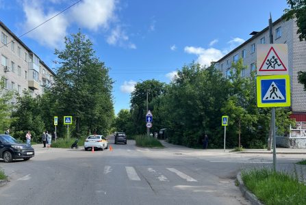 В Тверской области на пешеходном переходе под колеса попала молодая мама с коляской В Тверской области на пешеходном переходе под колеса попала молодая мама с коляской