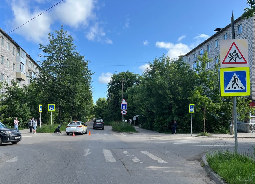 В Тверской области на пешеходном переходе под колеса попала молодая мама с коляской В Тверской области на пешеходном переходе под колеса попала молодая мама с коляской