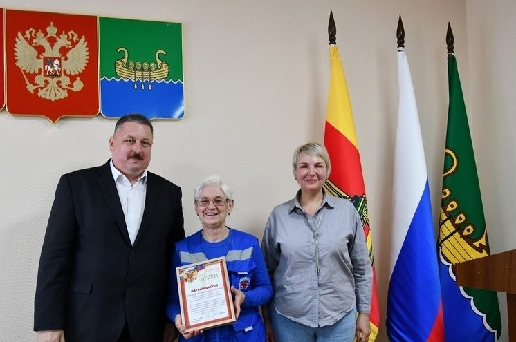 В Андреаполе за многолетний труд наградили фельдшера «скорой помощи» Валентину Тимофееву В Андреаполе за многолетний труд наградили фельдшера «скорой помощи» Валентину Тимофееву