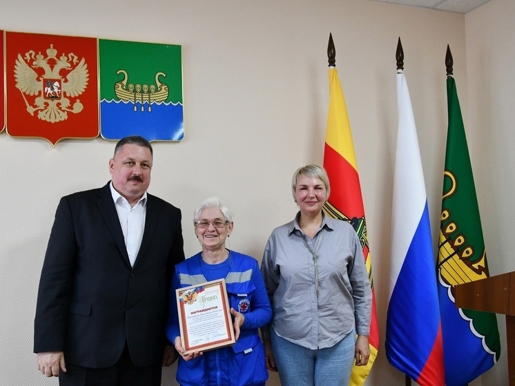 В Андреаполе за многолетний труд наградили фельдшера «скорой помощи» Валентину Тимофееву