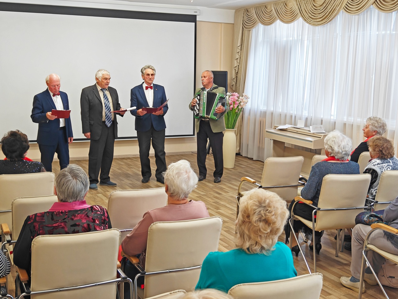 Агитбригада ветеранов представила в Лихославле программу «Нам только 100»