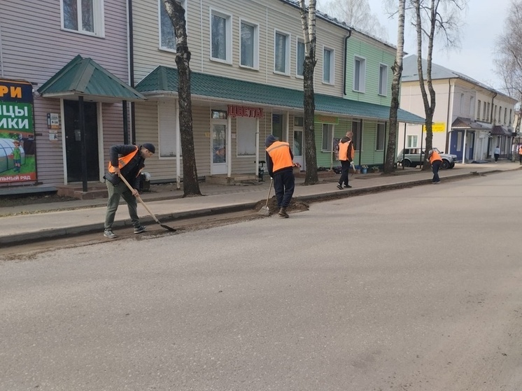 Осужденные вышли на улицы Андреаполя, вооружившись лопатами и метлами