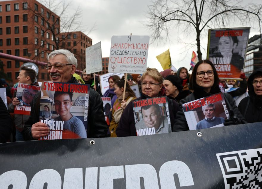 Вербовка агентуры и списание денег: как связаны американский гуманитарный проект и беглые российские преступники