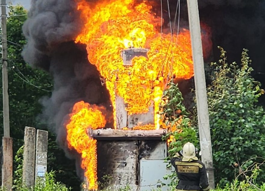 В поселке Тверской области горит трансформатор горит